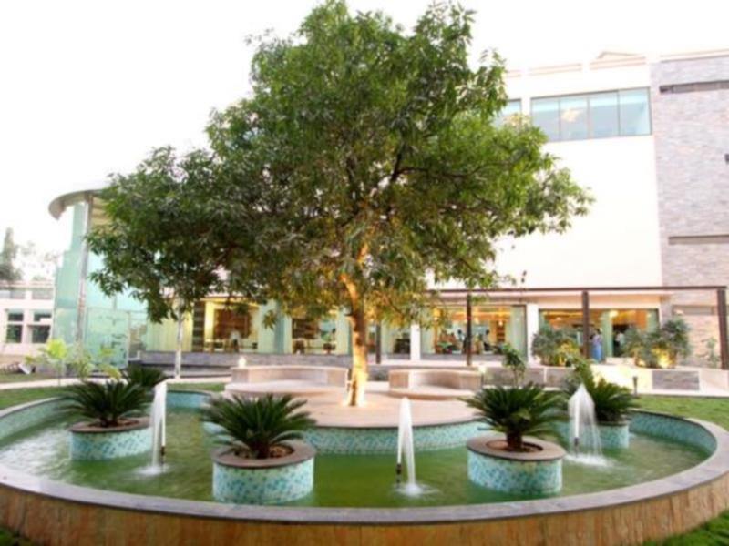 บูเลอวาร์ด 9 รีสอร์ท แอนด์ สปา Nadiad ภายนอก รูปภาพ
